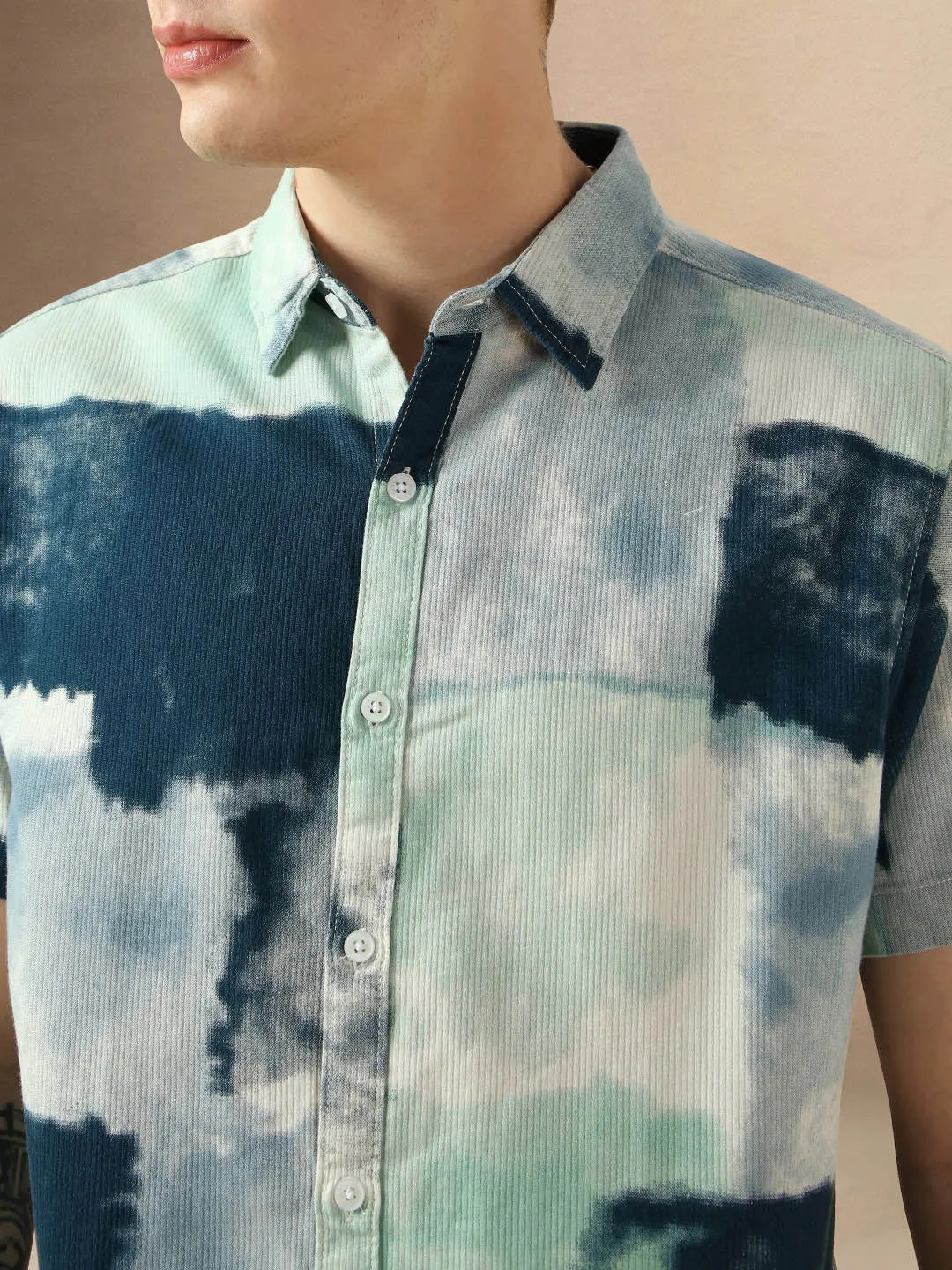 Men's Green Abstract Print Spread Collar Short Sleeves Relaxed Fit Casual Shirt